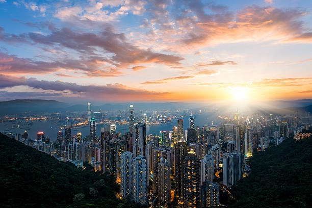 1.盧吉道觀景台 ：港島太平山山頂絕對是最具代表性的睇夜景景點之一，不過原來在盧吉道觀景台可以睇到日出，可見到太陽從鯉魚門後方升起，加上有維港兩岸的高樓襯托，景色一流！（圖片來源：istockphoto）