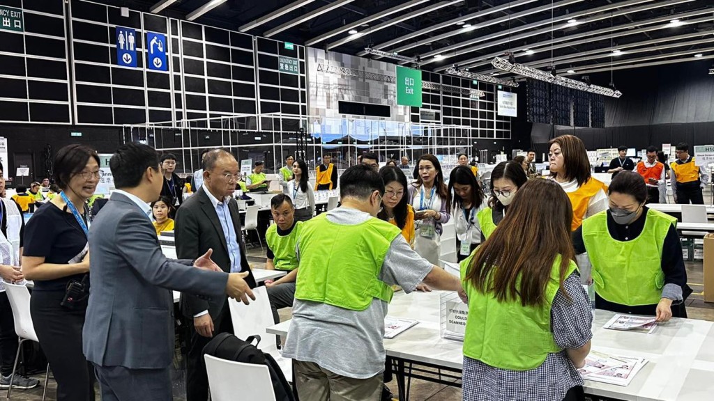 曾國衞(左三)日前到訪會展實地視察選委會界別投票站,以及中央點票中心。政制及內地事務局FB圖片 曾國衞(左三)日前到訪會展實地視察選委會界別投票站,以及中央點票中心。政制及內地事務局FB圖片