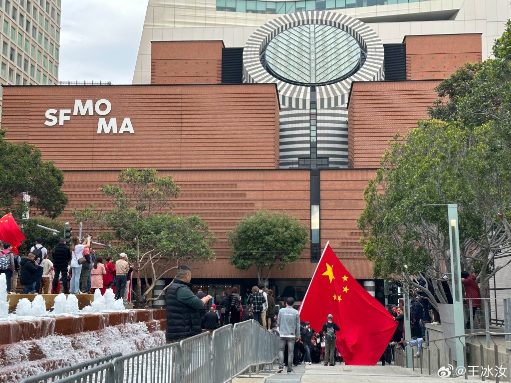 三藩市各處中國國旗飄揚，歡迎習近平訪美。 微博
