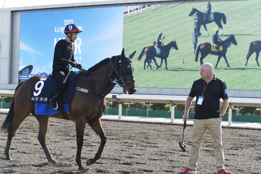 馬定賢 (右) 前年憑「林家閃電」首次揚威克蘭芝一哩賽，不讓父親馬約翰專美。