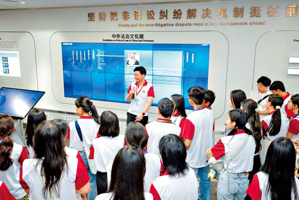學生獲安排到訪深圳前海合作區人民法院。 學生獲安排到訪深圳前海合作區人民法院。