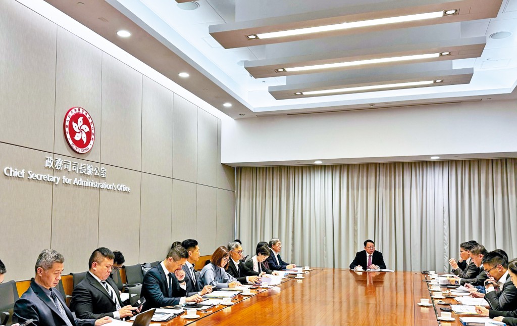 鄧炳強就《基本法》23條立法向區議員、關愛隊及三會成員解說。