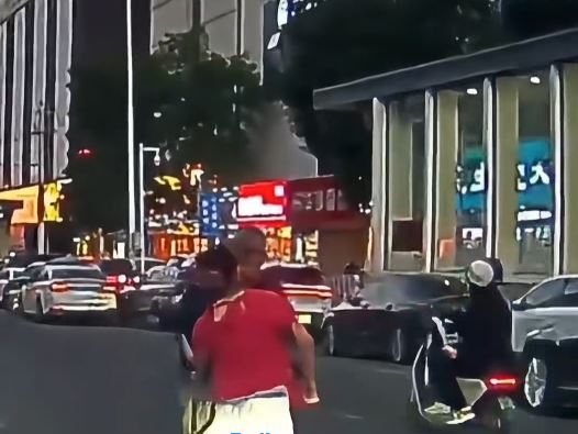 甘肅好心女司機下車扶老伯過馬路，卻被對方反手打飛了眼鏡。抖音＠中外觀察