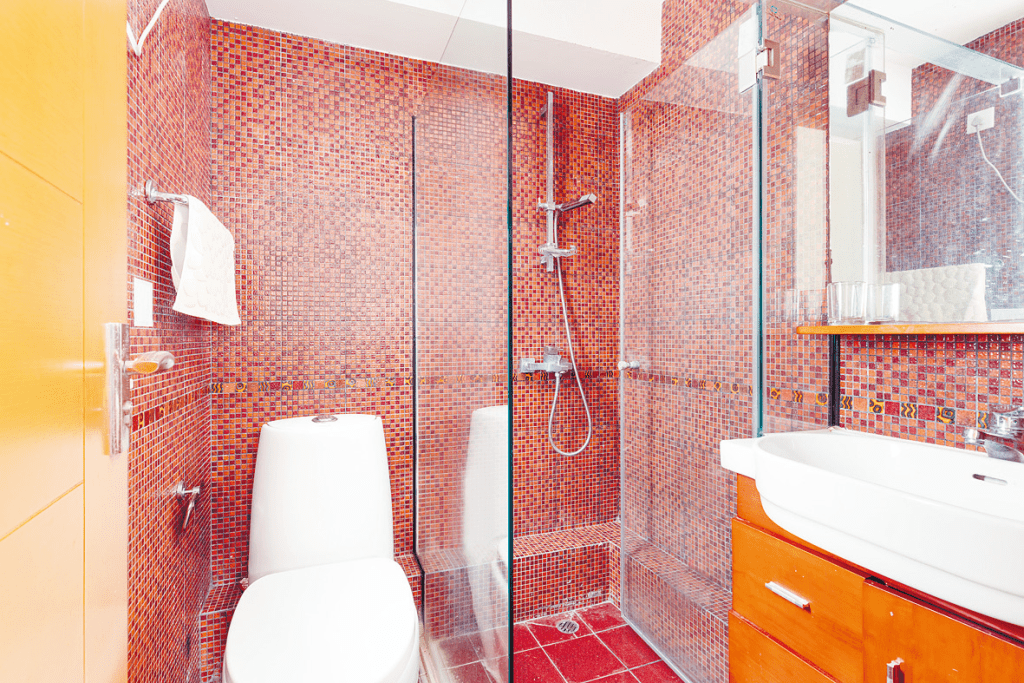 浴室设有洁白的浴具，有独立淋浴间设计，保持乾湿分离。