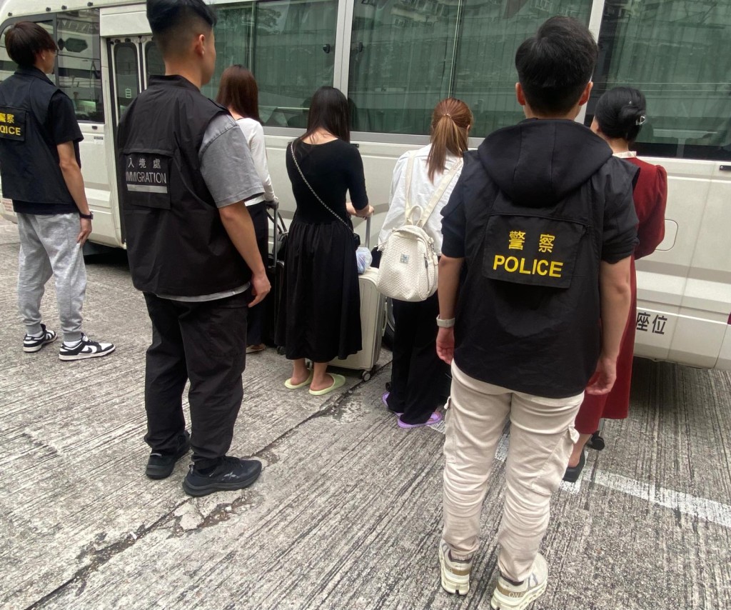 警方拘捕9名年齡介乎27至38歲的內地女子。警方提供