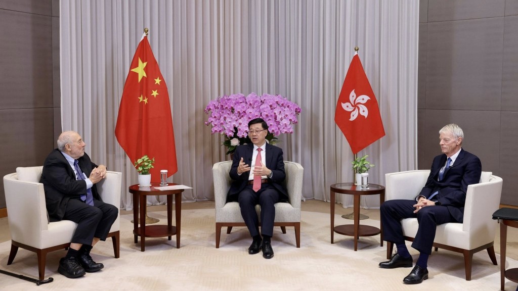 中國經濟運行與政策論壇｜李家超與兩諾貝爾經濟學獎得主會面 教授讚港實現經濟多元化 有潛力發展人工智能