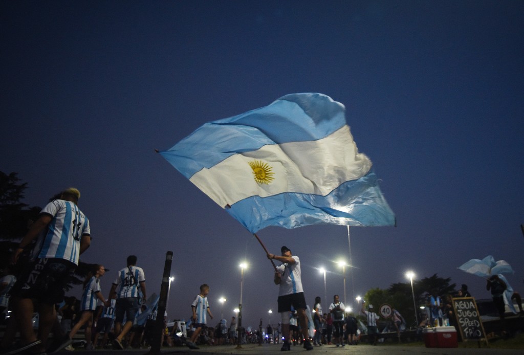阿根廷布宜諾斯艾利斯的球迷在贏得世界杯後慶祝在街上揮舞國旗慶祝。路透