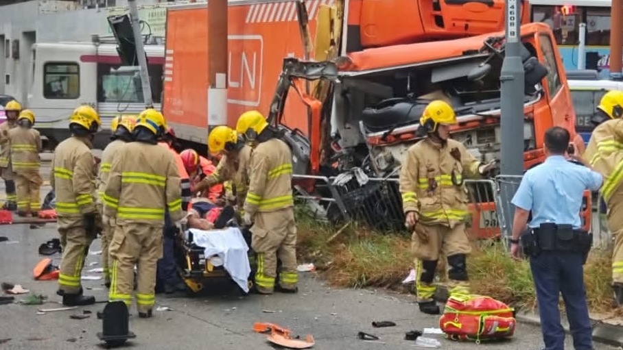貨車自炒撞欄，南亞裔司機被救出送院。fb屯門公路塞車關注組Suarez Cheung圖片      