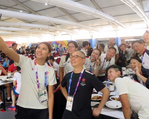 香港女子排球队与刘江华（前排左二）自拍留念。政府新闻处图片