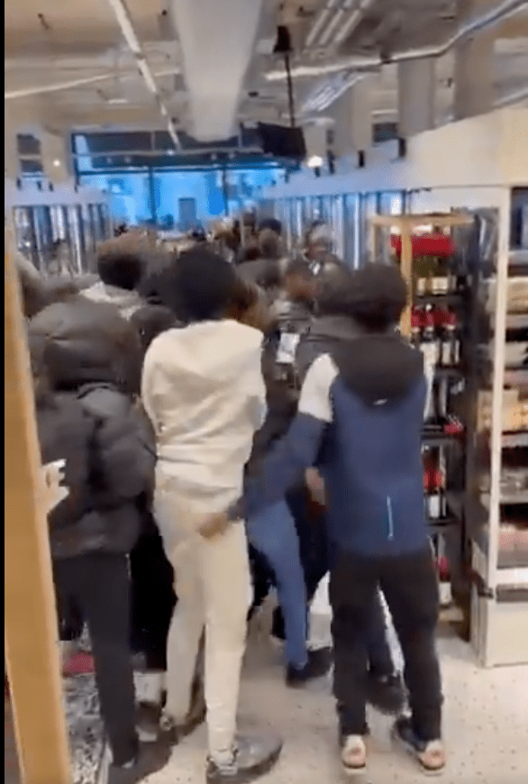 大批青少年利用复活节假期，在社交媒体响应号召，于克拉珀姆一带集结混乱。X@GauciReports(下同)