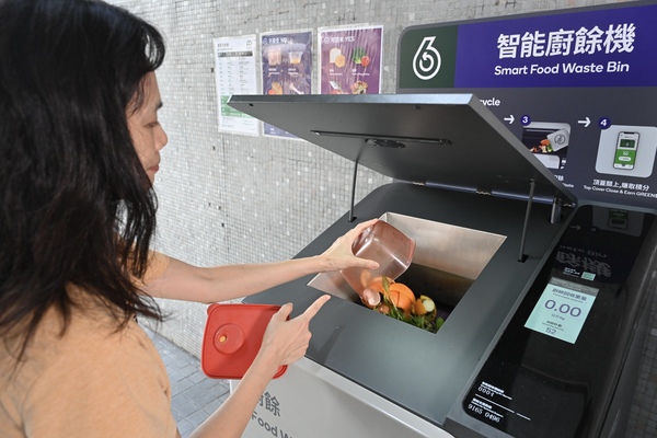 謝展寰說，使用智能廚餘回收桶可以便利居民分類回收廚餘，並有助減低家居垃圾的氣味及衞生問題，長遠改善屋苑環境衞生。