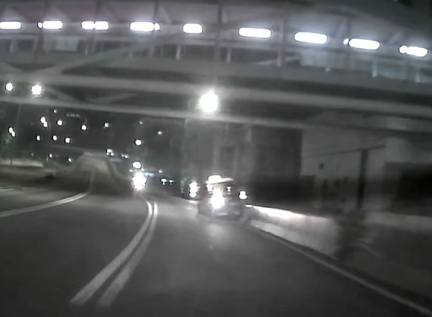 的士在路中分岔位剷上石壆。fb車cam L（香港群組）影片截圖