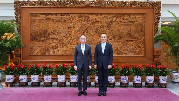 外交部副部長陳曉東(右)晤曾國衞。外交部網頁