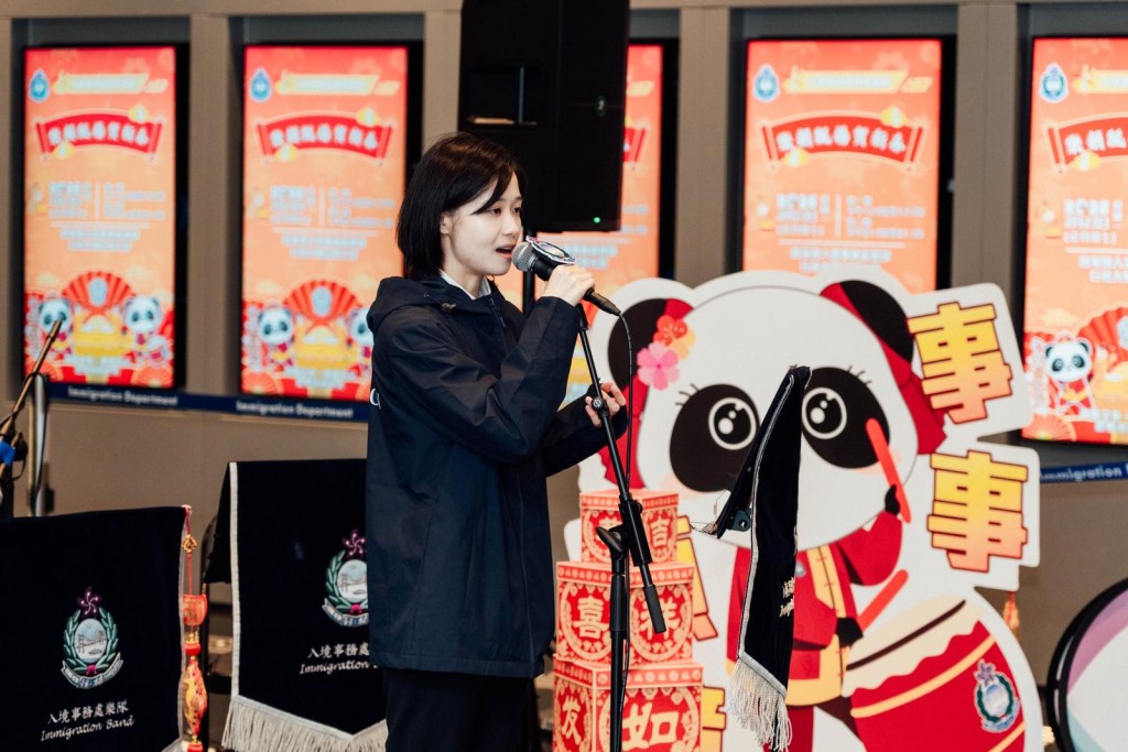 入境處樂隊在總部舉行快閃音樂表演。 入境處樂隊在總部舉行快閃音樂表演。