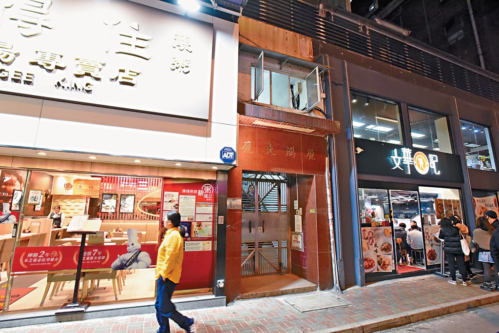 屠龍小隊成員在行動日前,分批將裝備從荃灣倉庫運到位於展鴻大廈的安全屋。