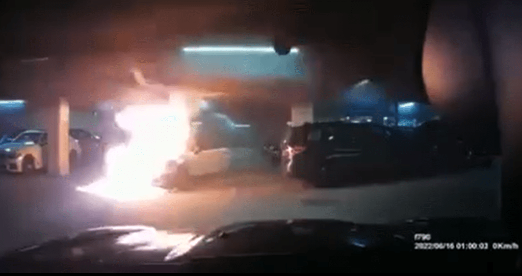 涉事私家車車底著火焚燒。