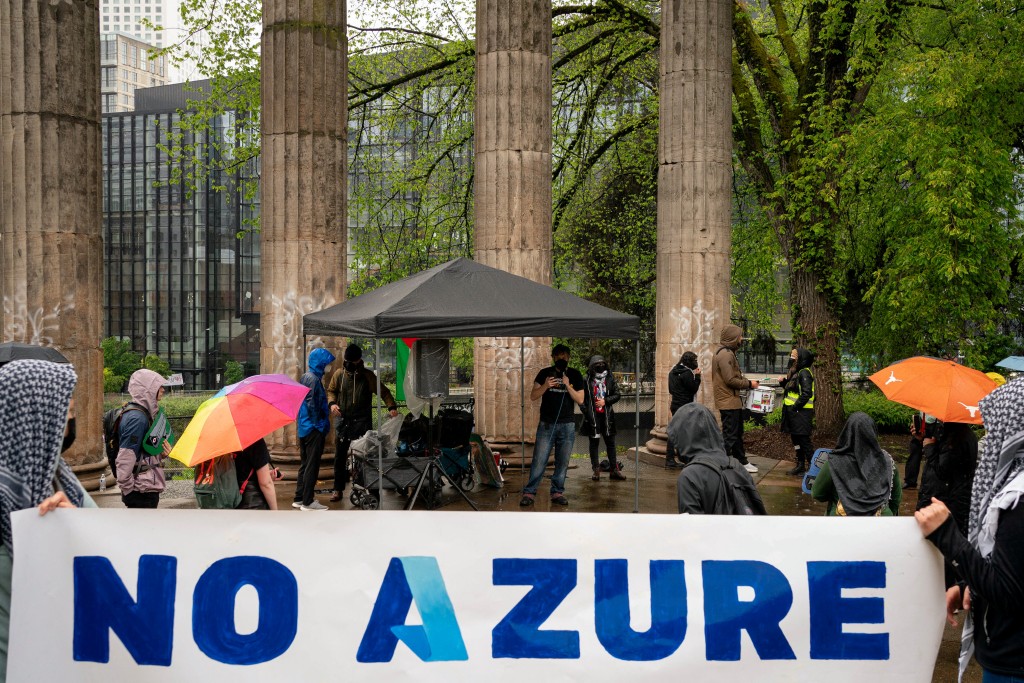 美国一批支持巴勒斯坦的示威者，要求微软终止与以色列的Azure云端合约。路透社