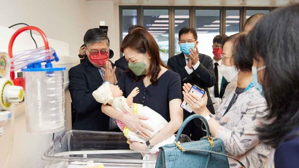 陳肇始回歸校園擔任護理學院教授,向王沛詩介紹港大護理學院全新模擬教學暨虛擬實境培訓中心。