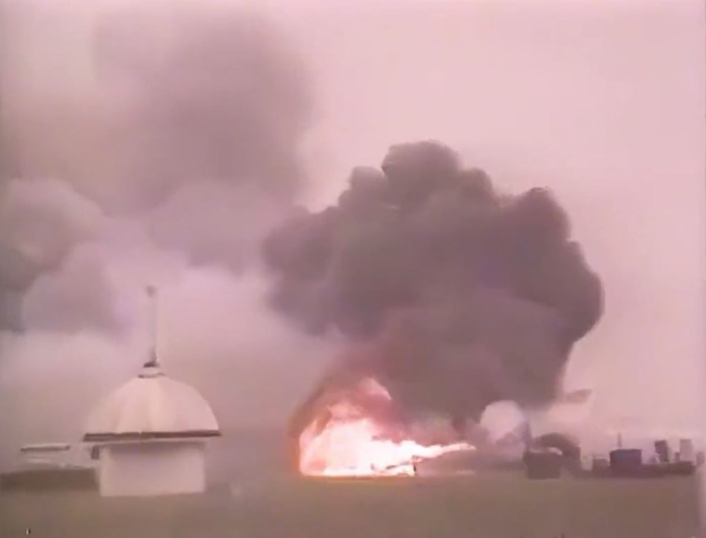 白雲機場劫機事件導致3架飛機撞毀，128人死亡。