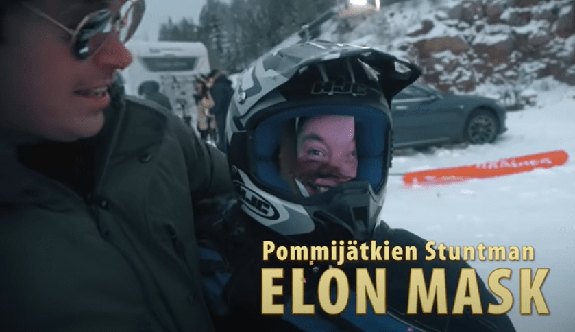 Tuomas 在驾驶座塞进一个贴上马斯克的脸部照片的假人。YouTube片段截图