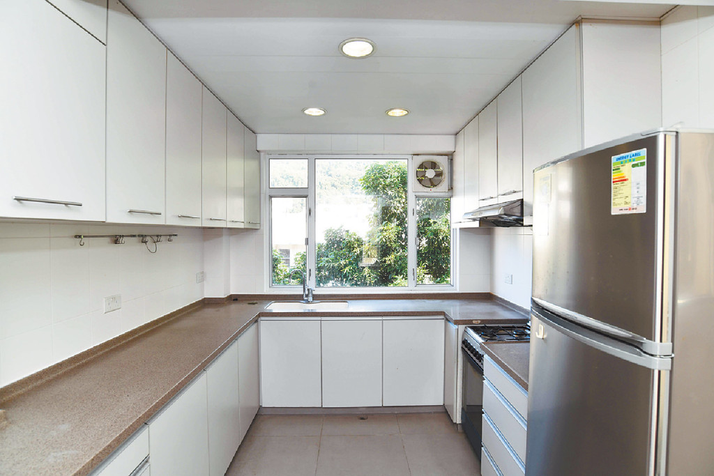 ■廚房空間寬敞，擁三面工作枱面烹飪。