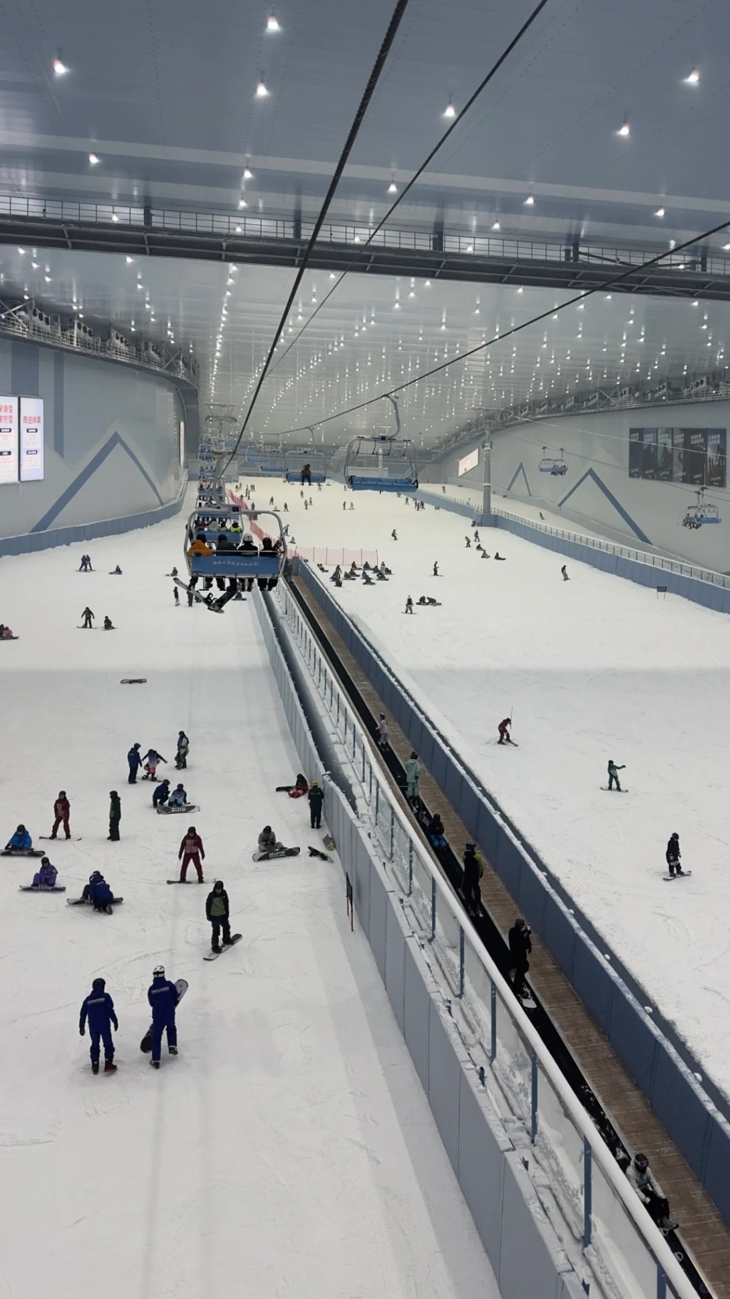 不少網民也反映前海華發冰雪世界雪道雪層不足或冰太多，容易受傷。小紅書＠廢柴Gin