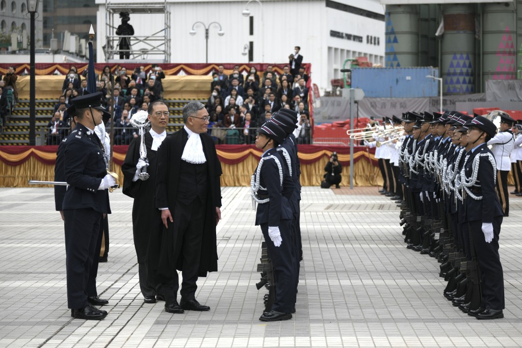 终审法院首席法官张举能在爱丁堡广场检阅香港警察仪仗队。陈浩元摄