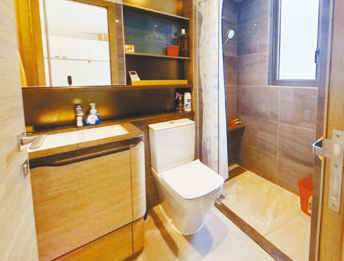 浴室为明厕设计，有镜柜提供收纳空间。