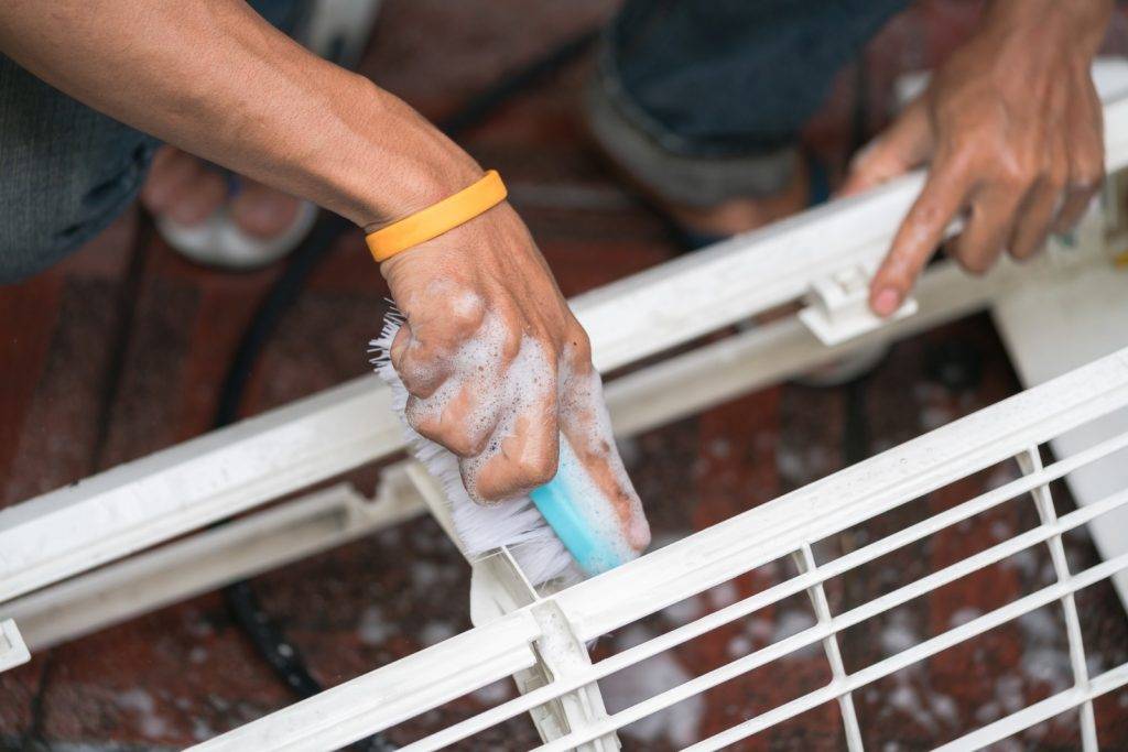 使用硬毛掃獨立清洗面蓋、隔塵網等機件。（圖片來源：shutterstock）