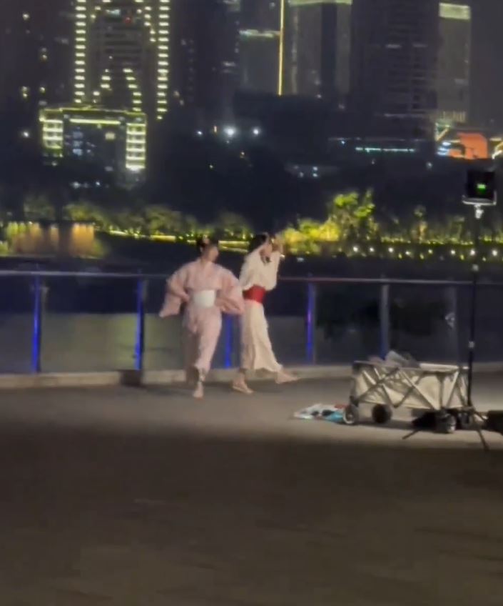 重庆两名年轻女子穿上和服在公众地方跳舞。（微博）
