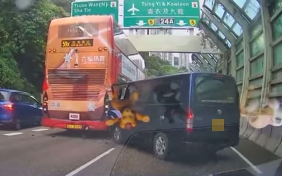 貨Van收掣不及，車頭直撼九巴車尾。fb車cam L（香港群組）影片截圖