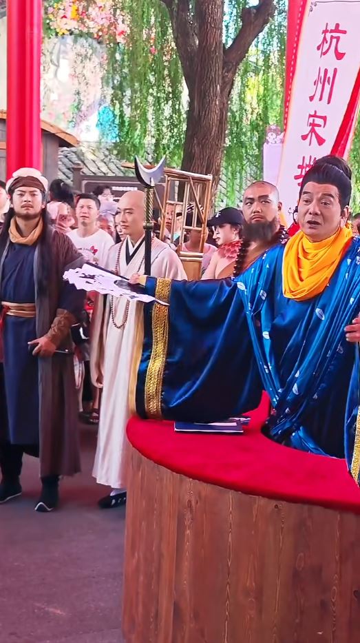 李國麟在內地景區扮演鳩摩智。抖音