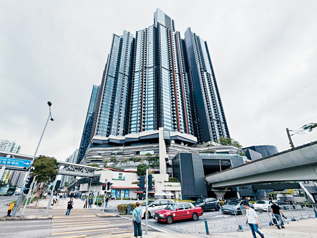 柏傲莊III昨日截標一刻，吸引逾百組買家遞交招標書，情況相當墟冚。