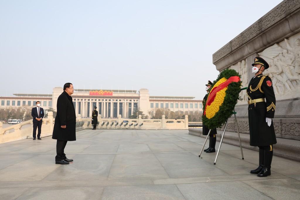 洪森在北京天安門廣場向人民英雄紀念碑敬獻花圈。新華社