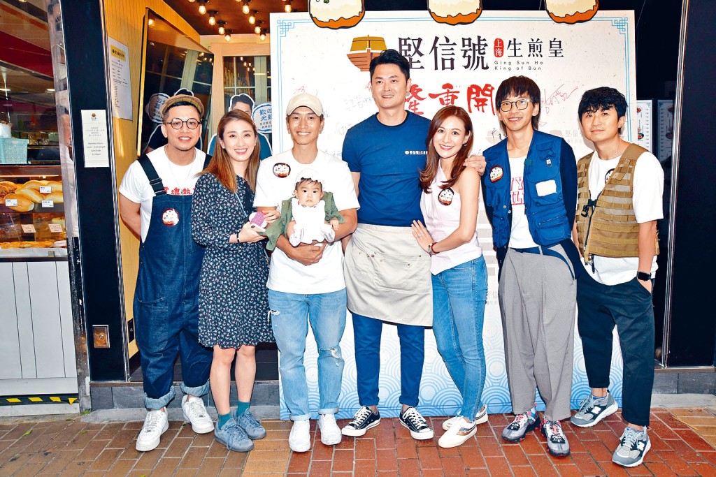 （左起）小肥、陳柏宇一家三口、蕭潤邦、江若琳及艾粒齊與店前合照。