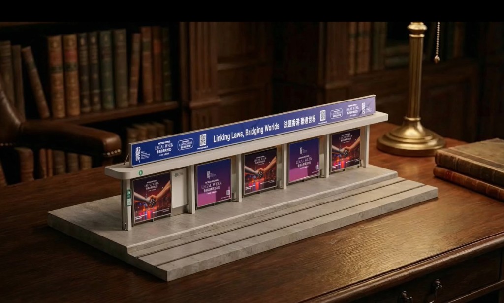 先睹為快律政司全新的電車站廣告。林定國fb影片截圖 