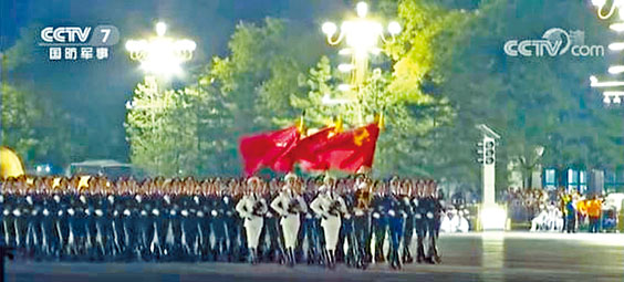 ■參與國慶閱兵的三軍儀仗隊經過天安門廣場。