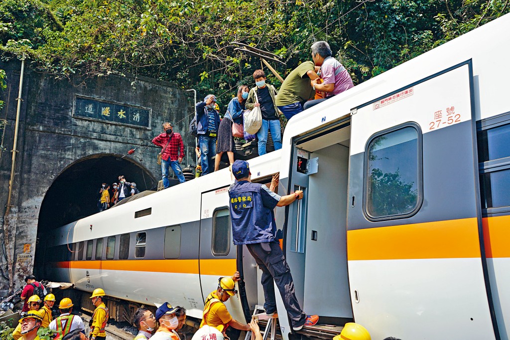 ■逃出死門關的搭客從黑暗的隧道由車頂走出險境，等候救援。