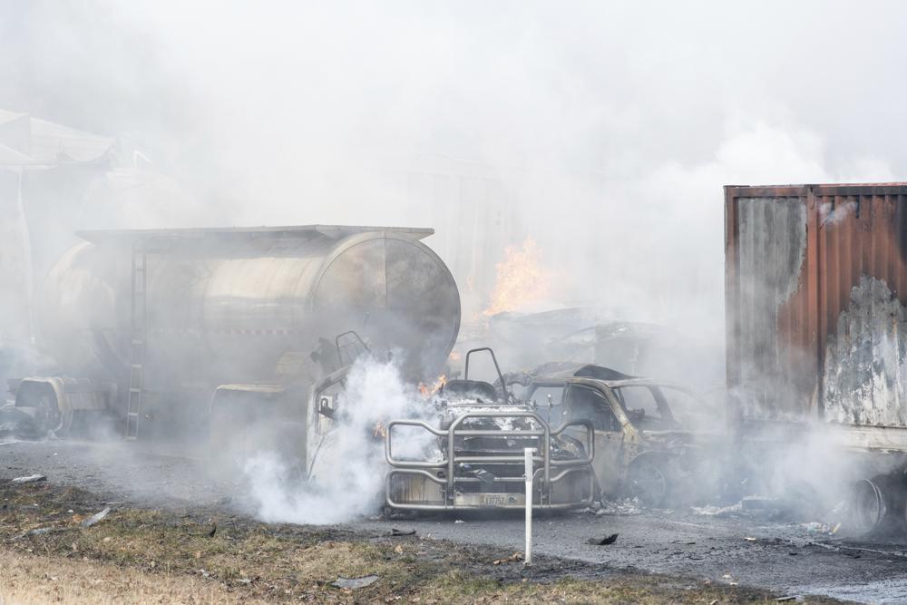 運送油料的貨車撞車後起火爆炸，冒出白煙。AP