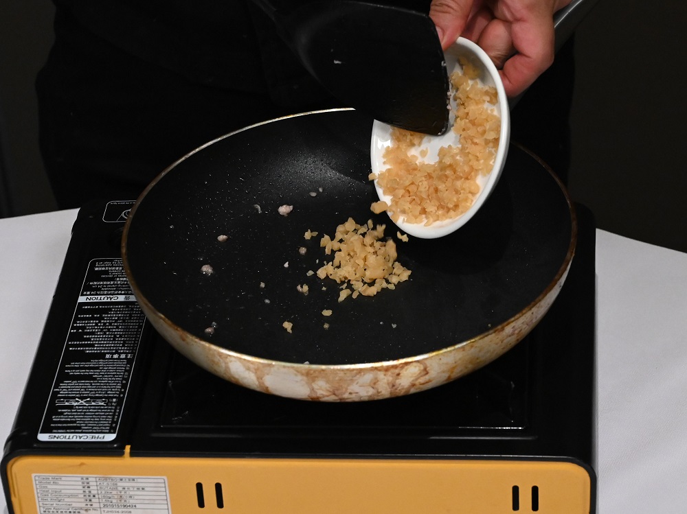 5. 原鑊炒香菜脯。Fry the chopped preserved turnip in the same wok.