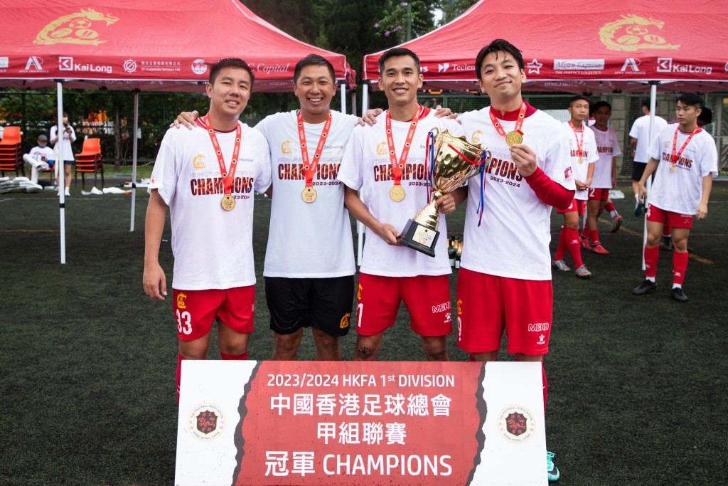 教练戴思聪(左二)及前港超球员陈文辉(右一)、曾锦涛(右二)及谈乐轩(左一)。 骏英九龙城图片