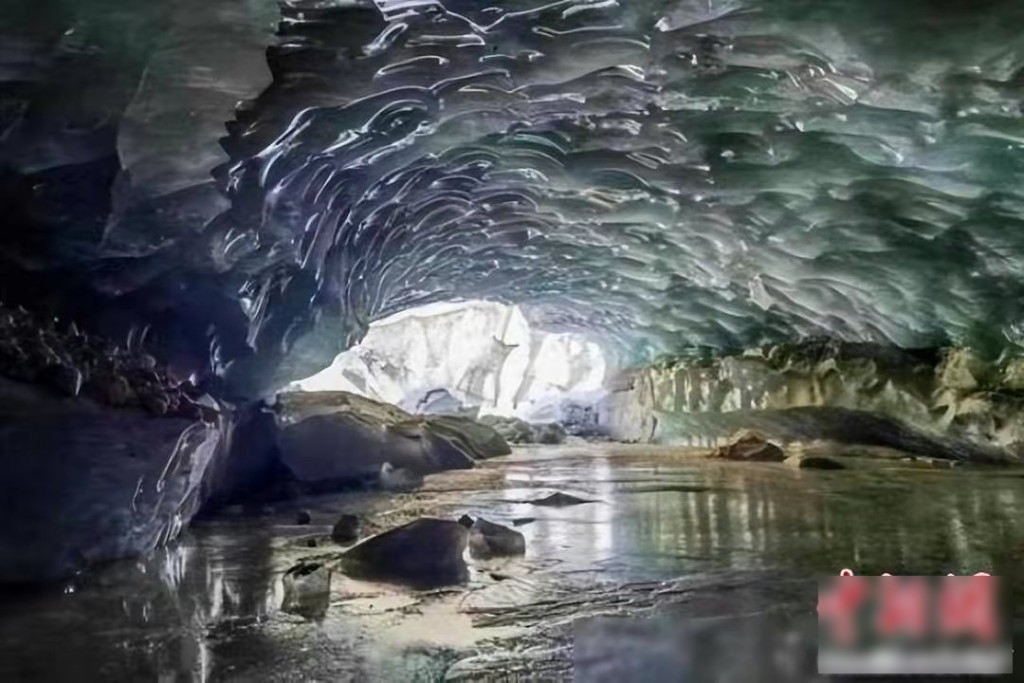 西藏昌都市新發現的然普藍冰洞。中新網