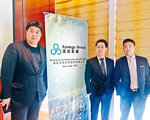 匯能集團主席兼主要股東黃文輝（左一）。