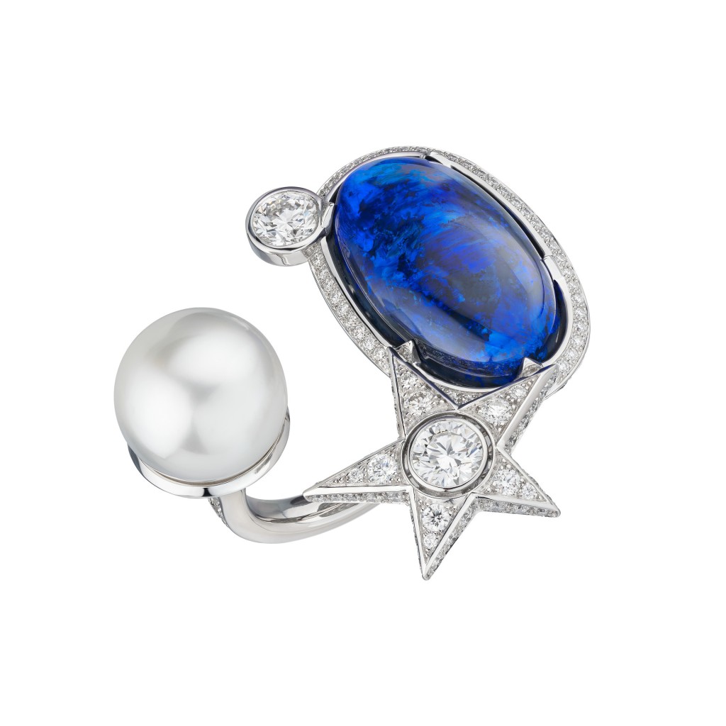  Comète Opale指環，白金鑲嵌鑽石、養珠及蛋白石。包括一顆重約13.67卡的凸圓形切割蛋白石，兩顆各重約0.50卡的圓形切割鑽石。