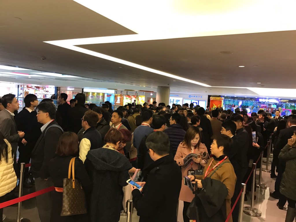 樓盤示範單位即日開放予代理參觀,並錄長長睇樓人龍。