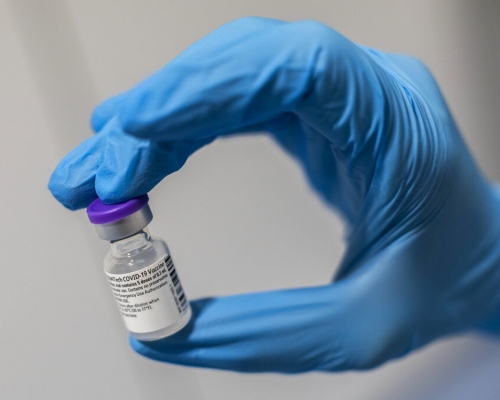 美國疾控中心建議長者及高危族群接種新冠疫苗加強針。資料圖片