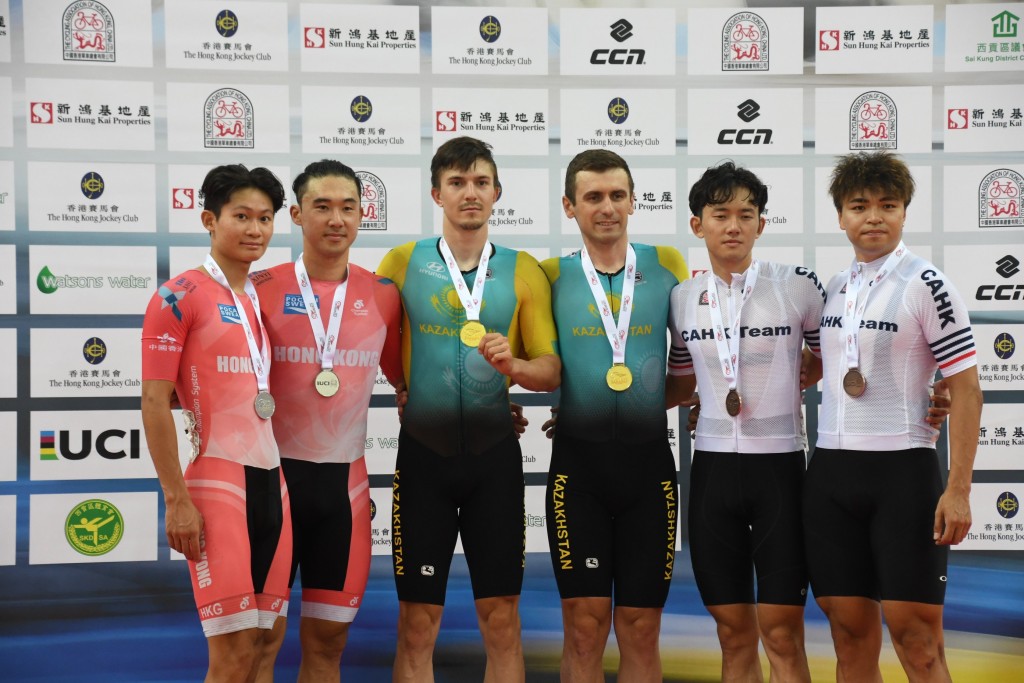 朱浚玮(左1)、梁峻荣(左2)、缪正贤(右2)及梁嘉儒(右1)于男子麦迪逊赛分夺银、铜牌。吴家祺摄