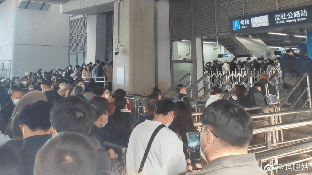 上海地鐵浦江線信號故障，通勤族擠在地鐵進站口等待。微博圖片
