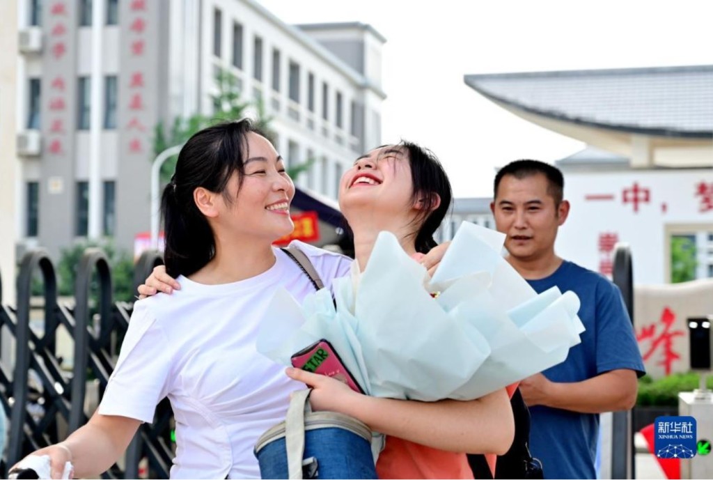 內地父母對參加高考的子女，會想方設法照顧及祝福。新華社