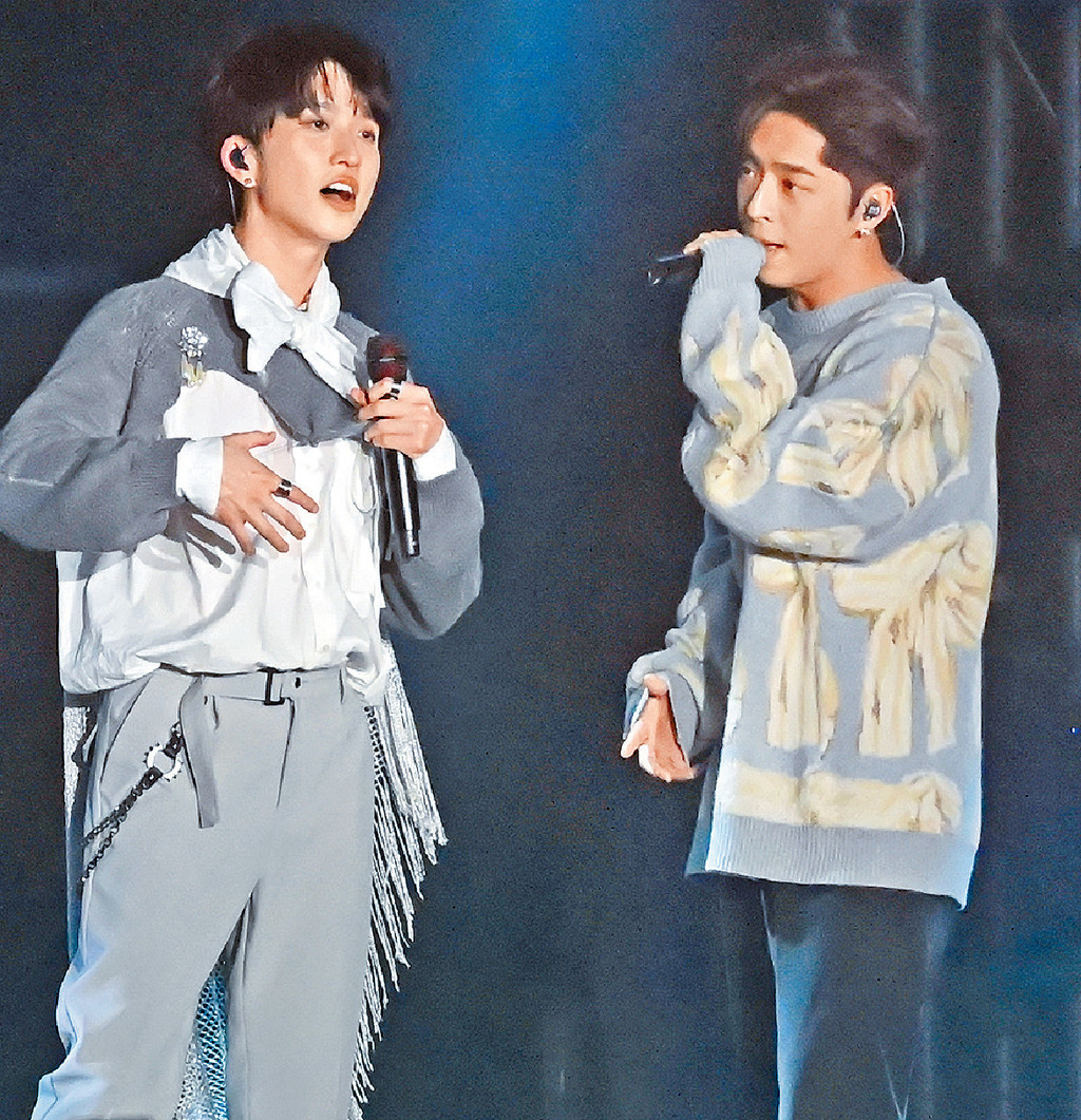 ■Edan上台與邱鋒澤合唱，全場狂叫。
